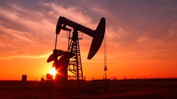 Harga Minyak Bergerak Dua Arah Pagi Ini: Antara Kekhawatiran Resesi dan Optimisme Permintaan