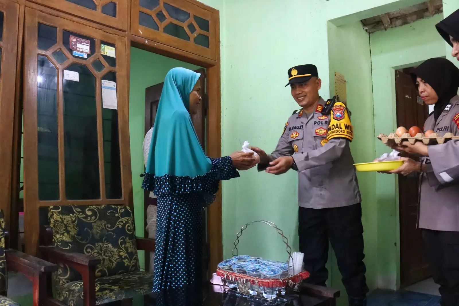 Ketahanan Pangan, Polisi Bagi-bagi Telur Ayam Hasil Ternak Polsek Bojonegoro (Ilustrasi)