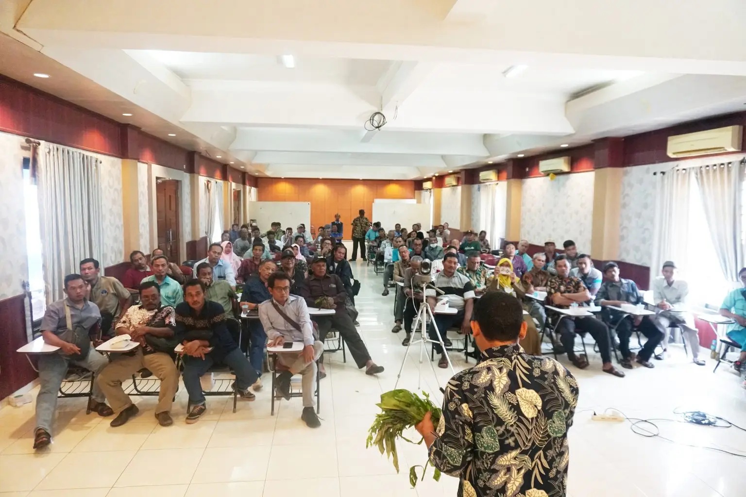 Di dalam aula terdapat peserta pelatihan dan pembicara